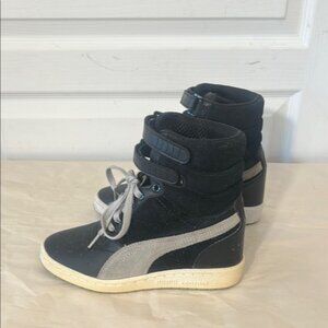 Puma Womens Black and Gray HighTop Sneakers in size 55